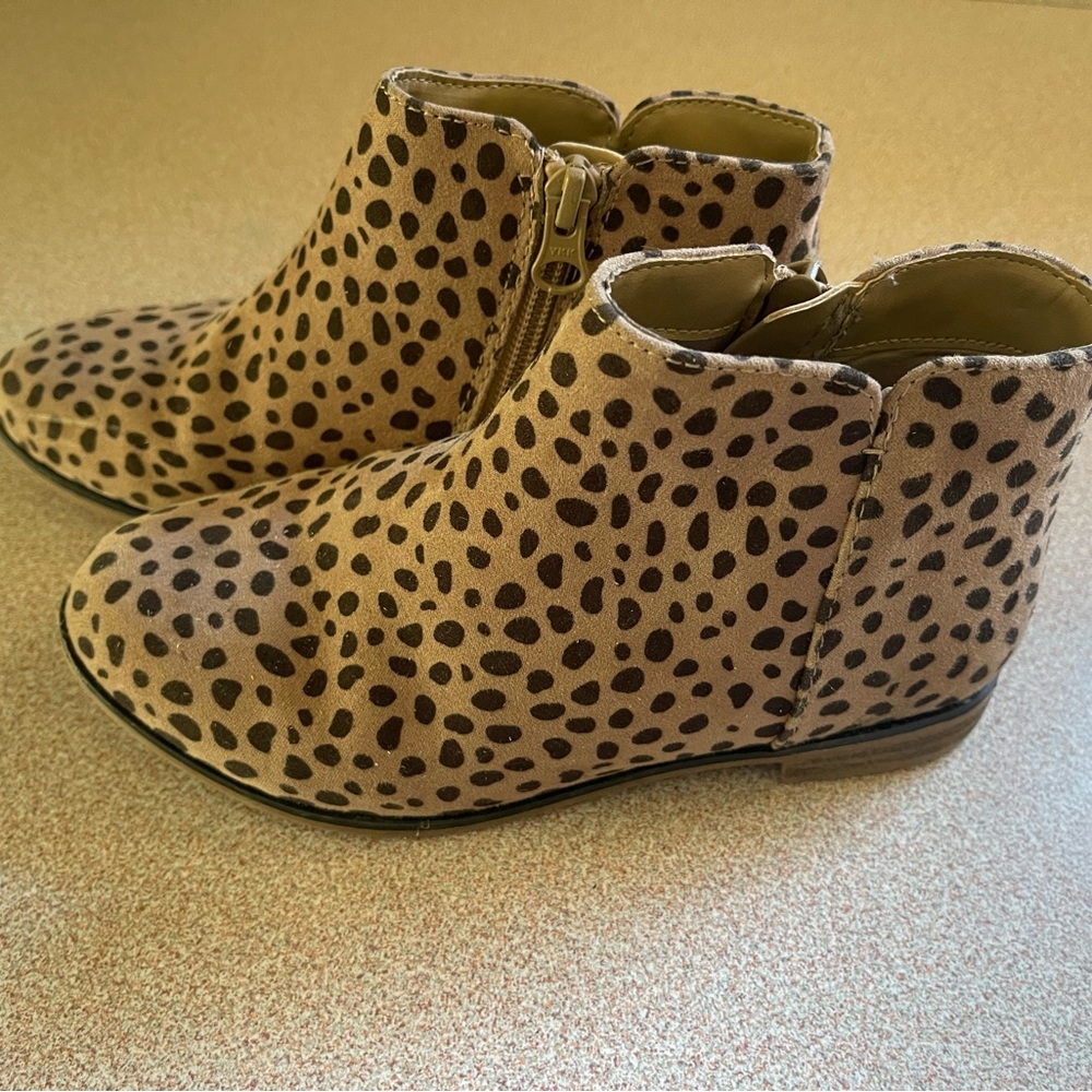 Little girl size 1 boot